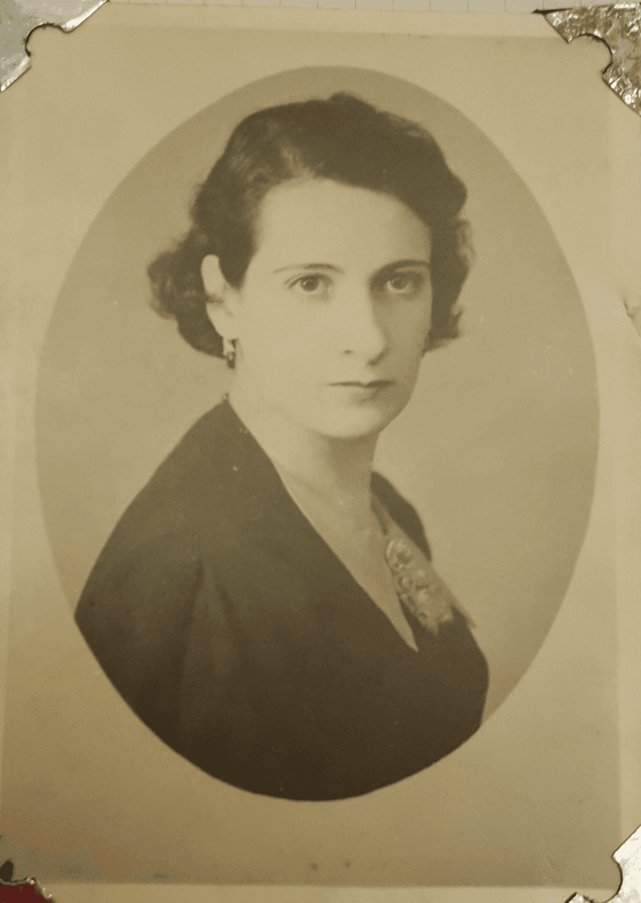 Fundadora y Directora del Liceo Niño Jesús de Praga, Rosalía Paz Ruiz,  es el Personaje 10.