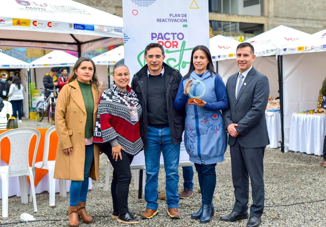 Colectivo artesanos creadores de Pasto recibió mobiliario para fortalecer su actividad comercial