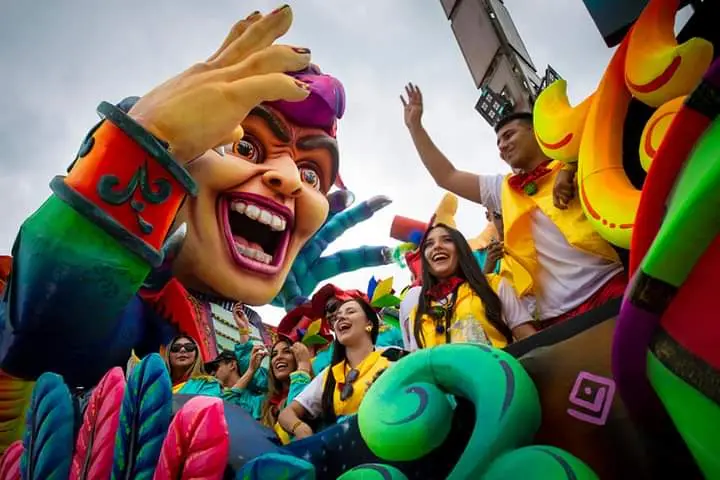 En Colombia: conversando en una carroza en el Carnaval de Negros y Blancos 2023