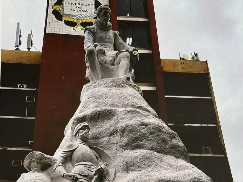 Monumento a Cervantes. De la Universidad de Panamá