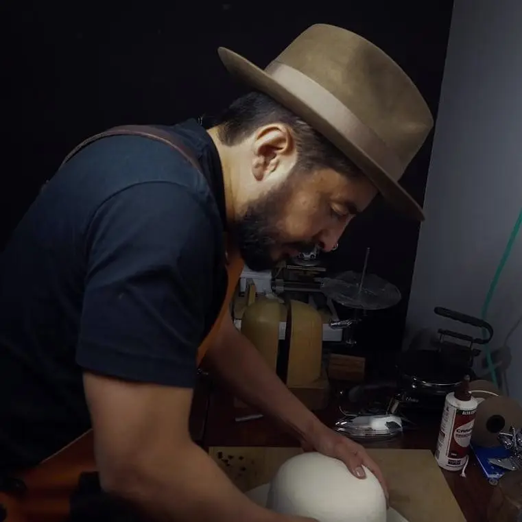 Andrés Delgado, el médico que abandonó su profesión por el arte de hacer sombreros
