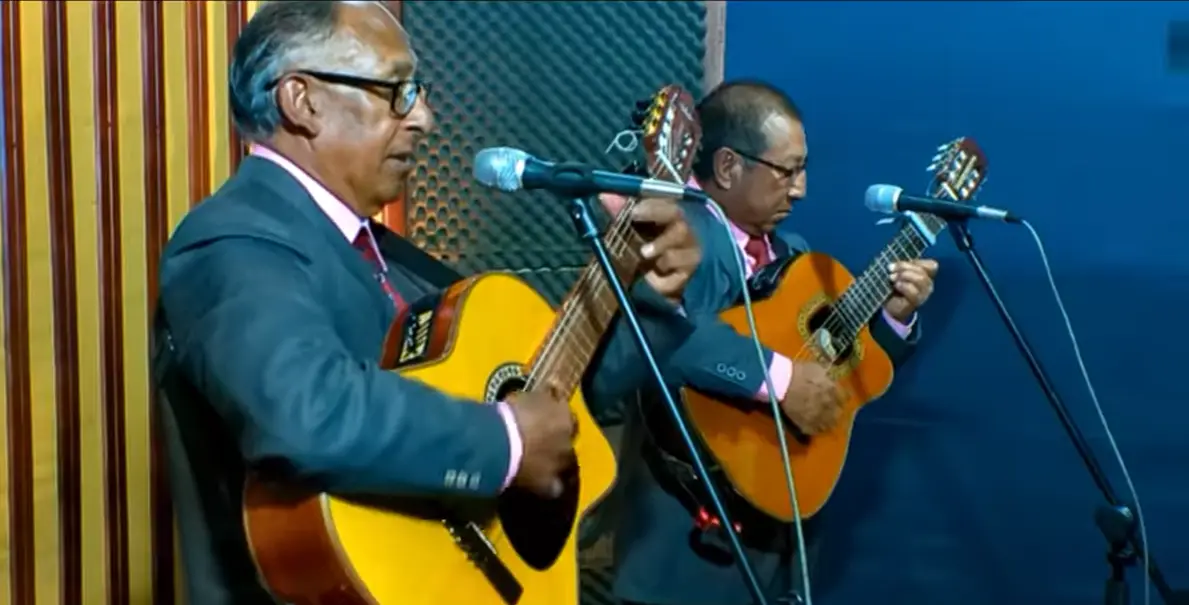 Dueto Los Ovnis, el grupo de música campesina que no tiene límites a la hora de componer (video)