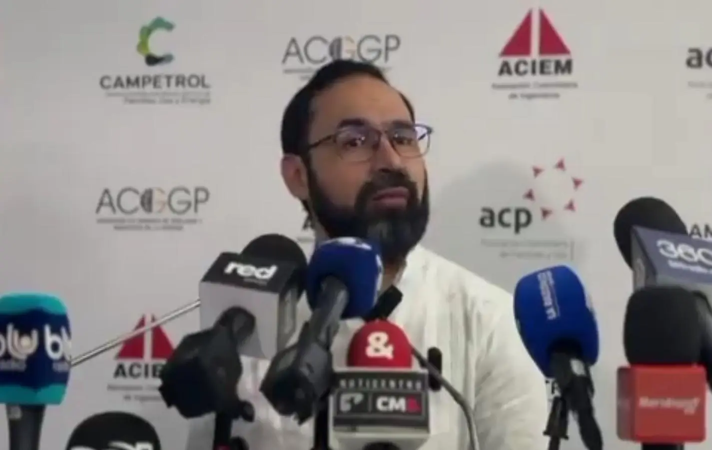 Colombia suspende la exportación de energía a Ecuador