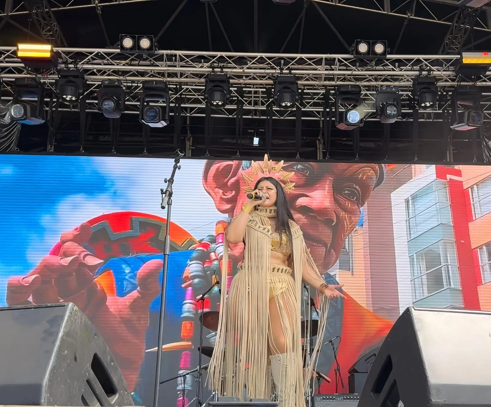 Vivi Guerrero rinde homenaje al Carnaval de Negros y Blancos en Londres, en el festival latino más grande de Europa