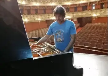 Diego Iván, el luthier sandoneño.