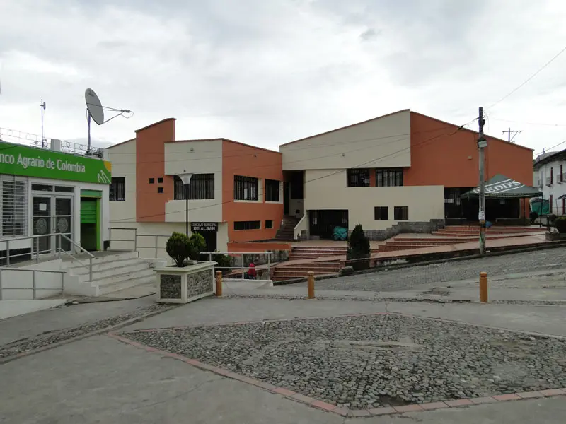 Alcalde de Albán pide investigar irregularidades en construcción de 300 viviendas para damnificados por ola invernal