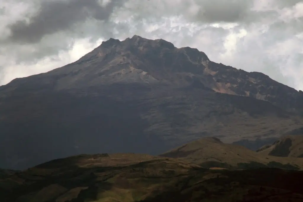 Pese a disminución de sismicidad, nivel de alerta del complejo volcánico Chiles-Cerro Negro sigue en amarillo