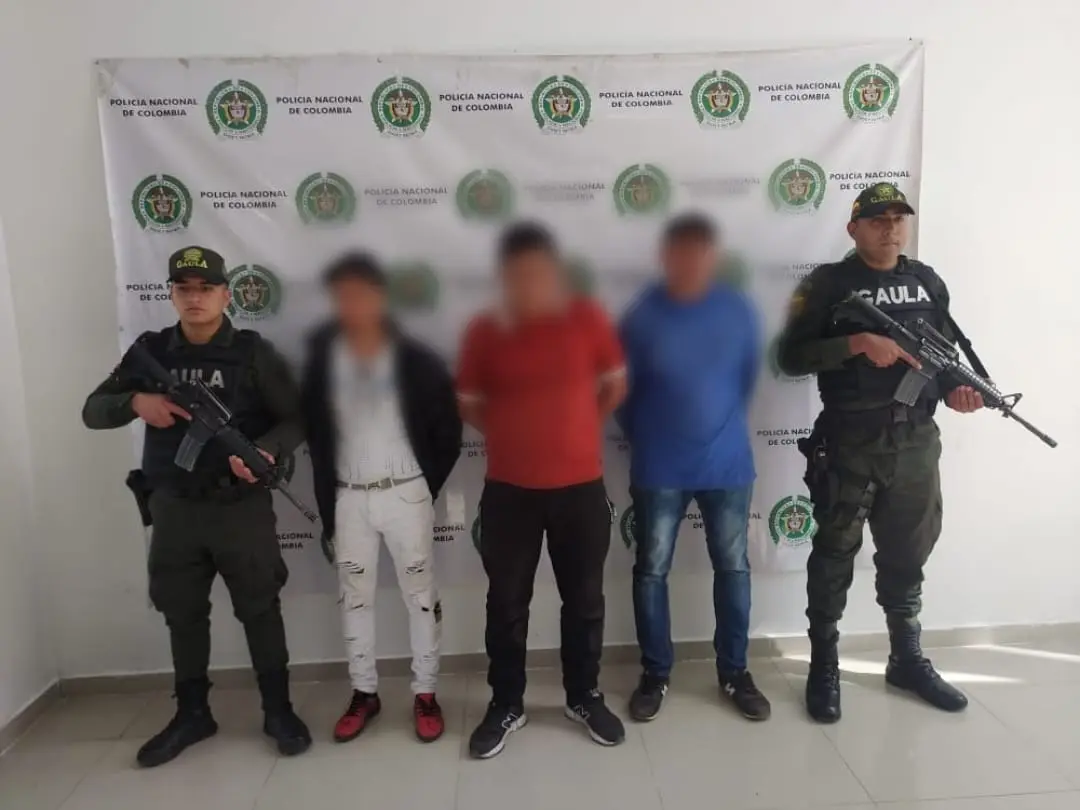 Capturaron a tres personas que simulaban ser disidentes para extorsionar a sus víctimas