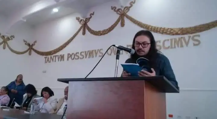 Michael Mier Villacorte lanza su nuevo libro “Para A(r)marse”, un viaje literario por ‘Villaviciosa’
