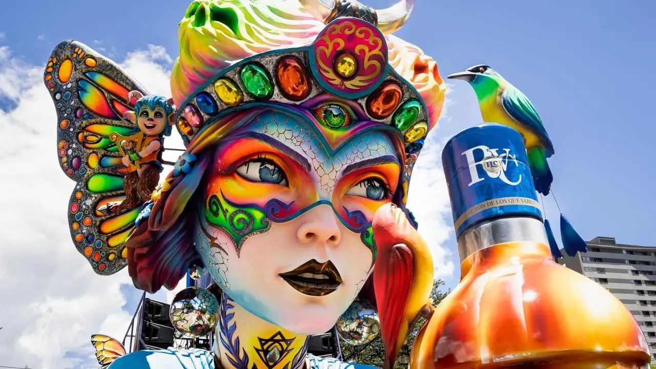 Carnaval de Negros y Blancos llega a Medellín con la carroza “Epifanía”