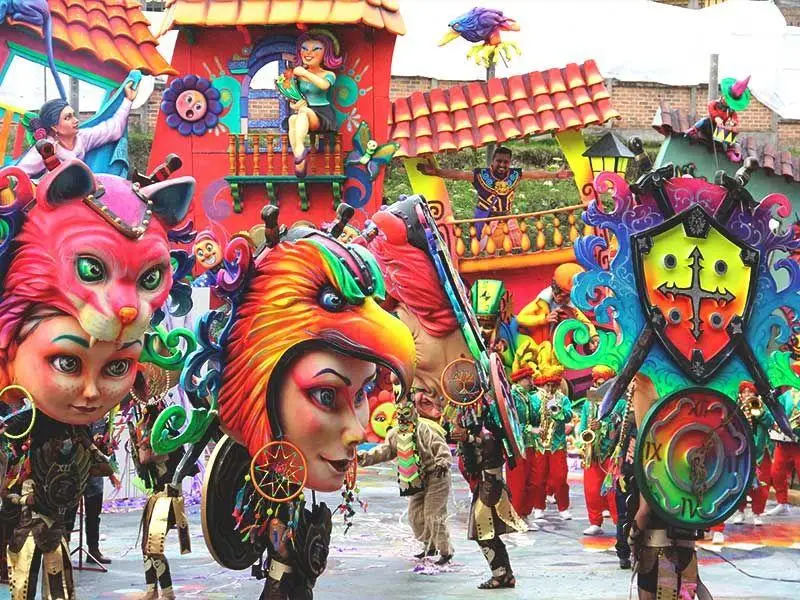 La magia del carnaval de negros y blancos: un tributo a la riqueza cultural de los pastusos.