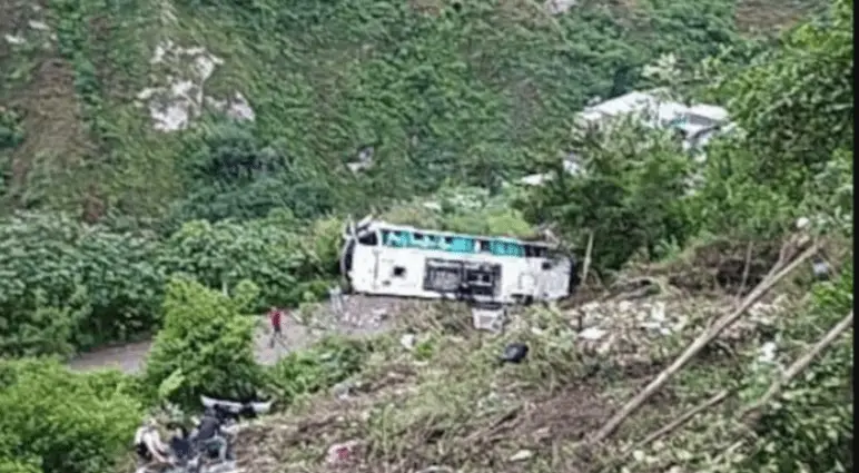Tragedia en Nariño: 13 muertos y 28 heridos tras caída de bus turístico en Tangua