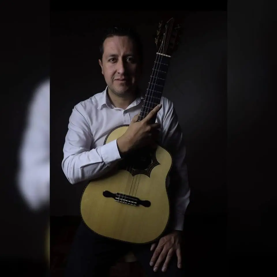 Anderson Burbano: el requinto que canta desde Pupiales