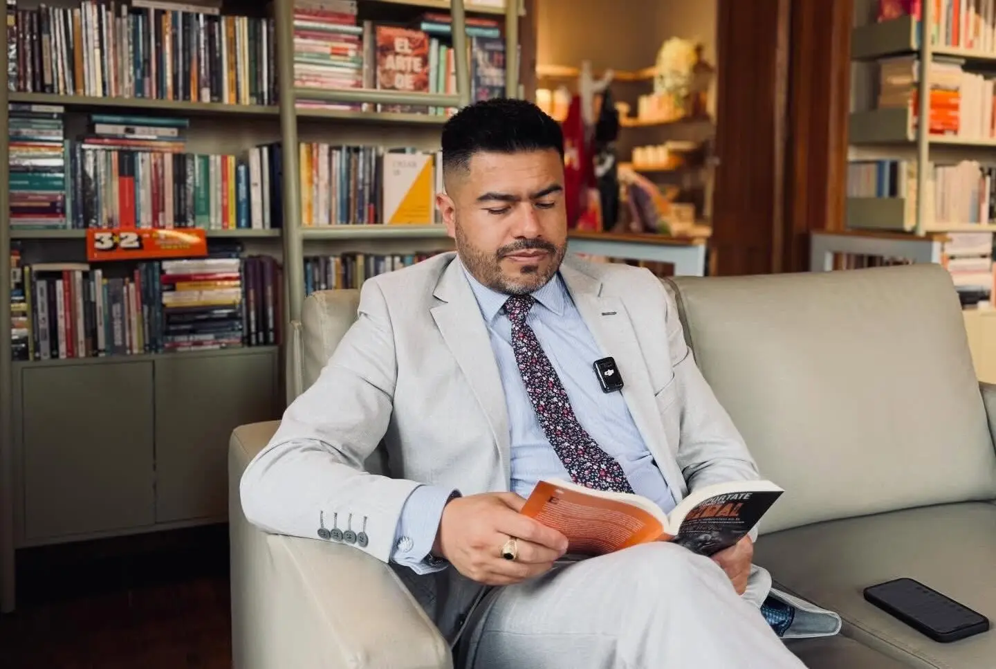 Mario Cepeda Bravo: El personaje principal.